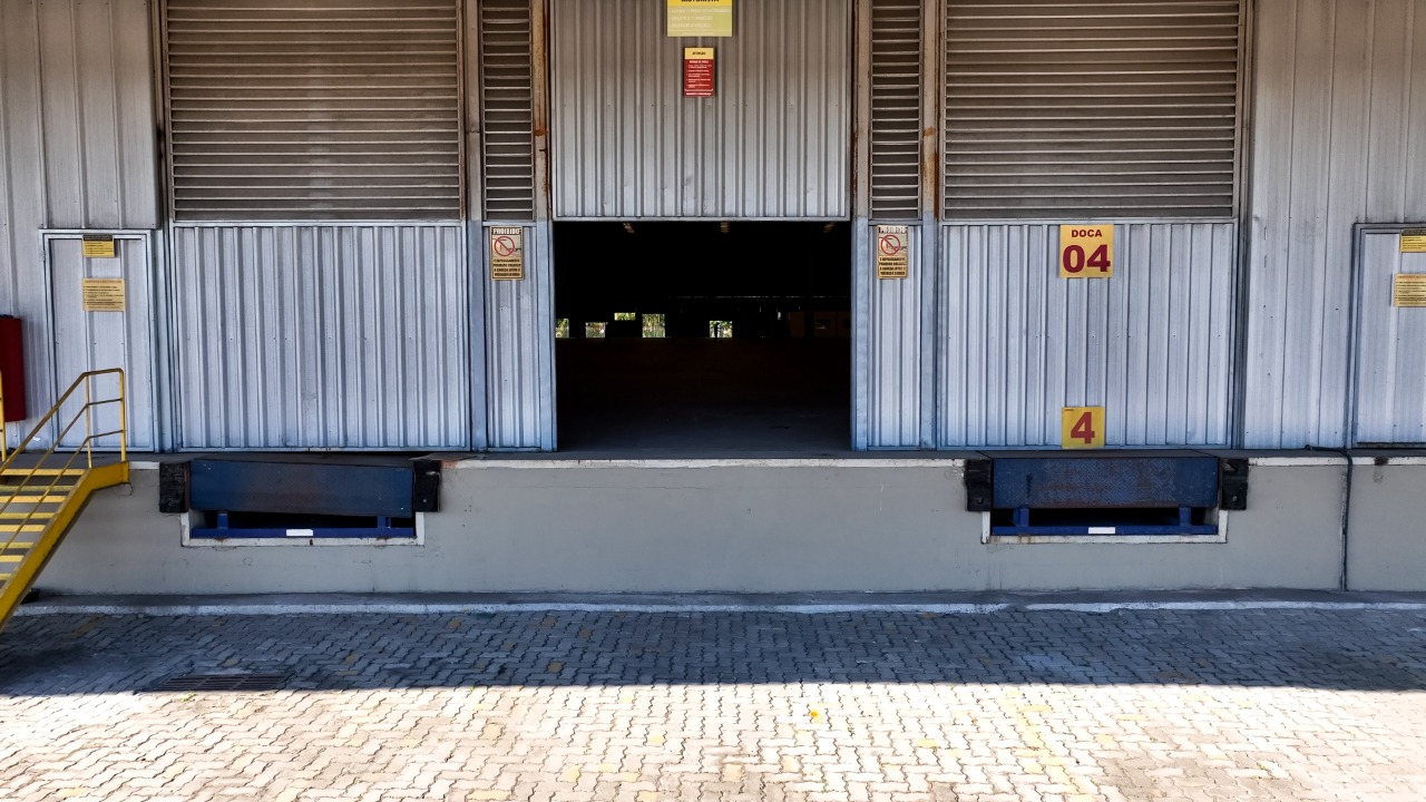 Galpão logístico para alugar em Duque de Caxias/RJ, acesso à Rod. Santos Dumont. Condomínios Classe A, docas, pé-direito alto e localização estratégic