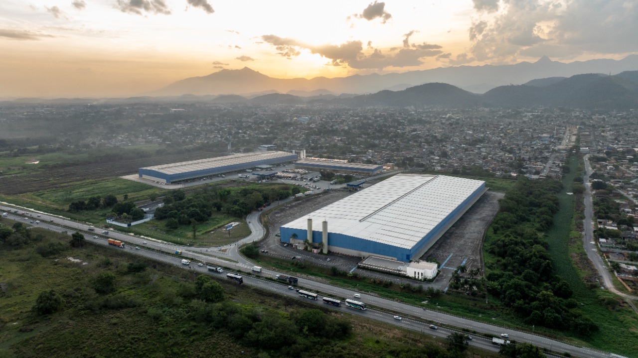 Galpão logístico para alugar em Duque de Caxias/RJ, acesso à Rod. Santos Dumont. Condomínios Classe A, docas, pé-direito alto, localização estratégica