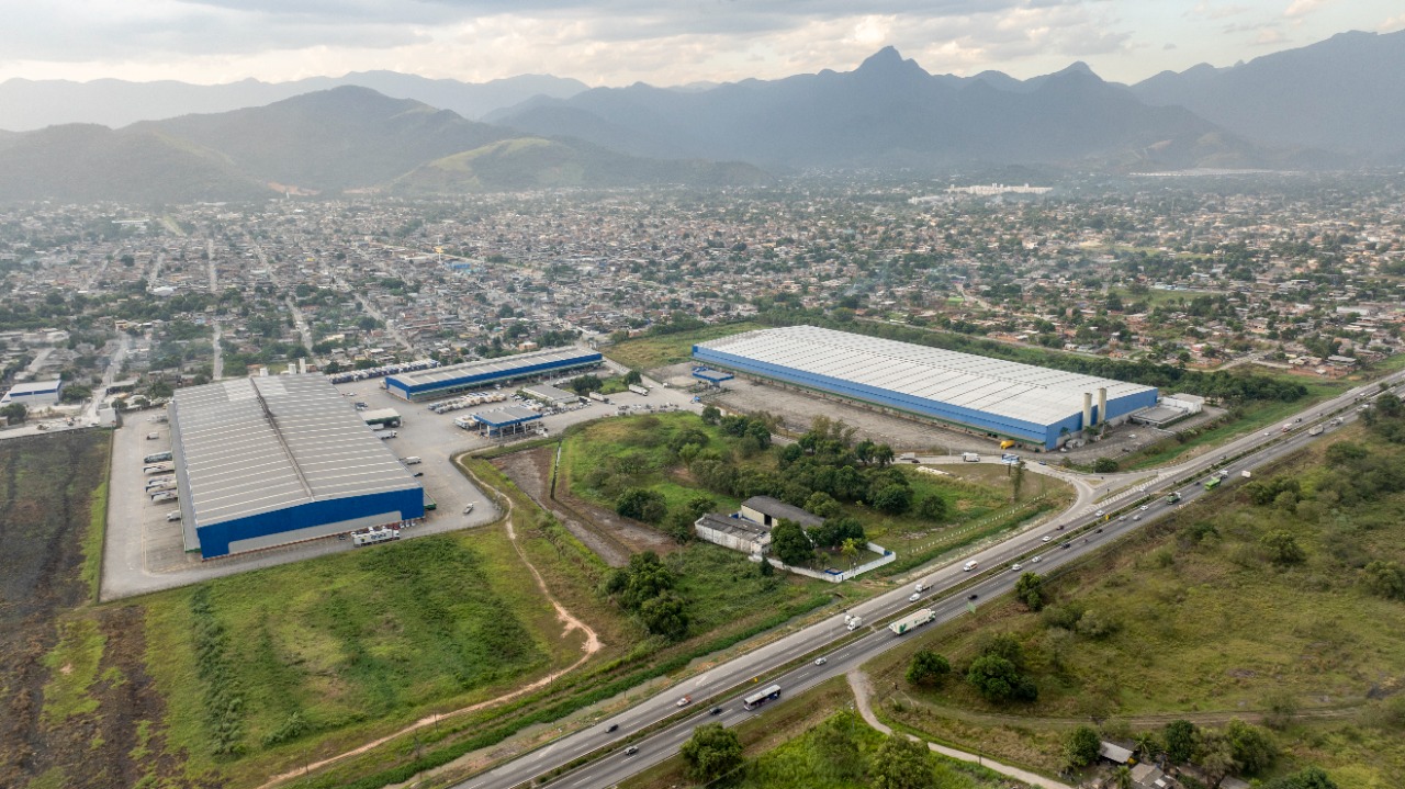 Galpão logístico para alugar em Duque de Caxias/RJ, acesso à Rod. Santos Dumont. Condomínios Classe A, docas, pé-direito alto e localização estratégic