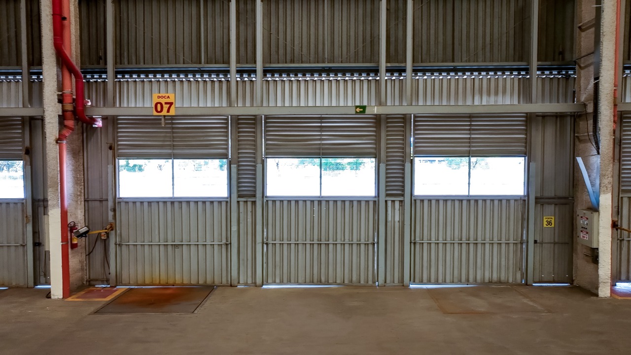 Galpão logístico para alugar em Duque de Caxias/RJ, acesso à Rod. Santos Dumont. Condomínios Classe A, docas, pé-direito alto, localização estratégica