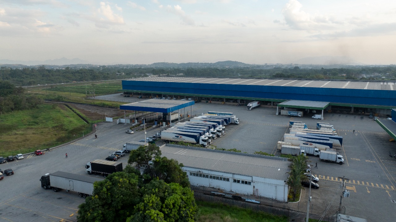 Galpão logístico para alugar em Duque de Caxias/RJ, acesso à Rod. Santos Dumont. Condomínios Classe A, docas, pé-direito alto, localização estratégica
