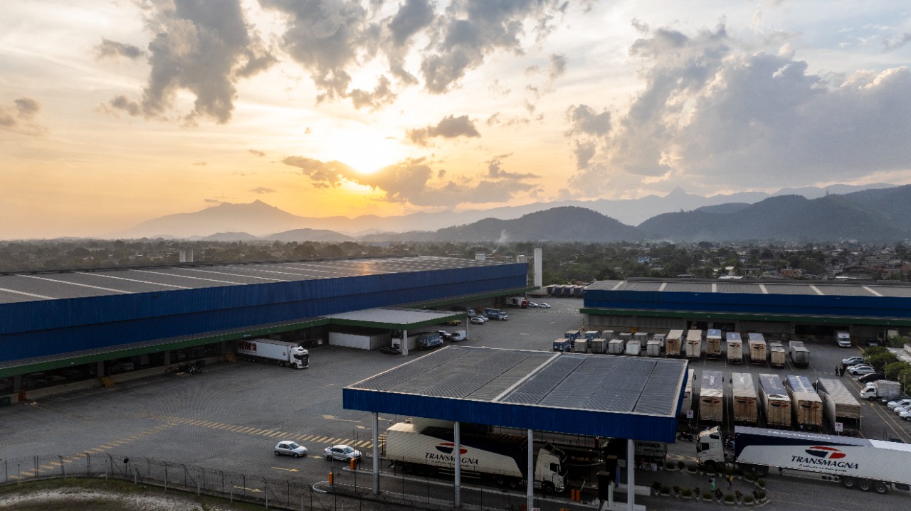 Galpão logístico para alugar em Duque de Caxias/RJ, acesso à Rod. Santos Dumont. Condomínios Classe A, docas, pé-direito alto, localização estratégica