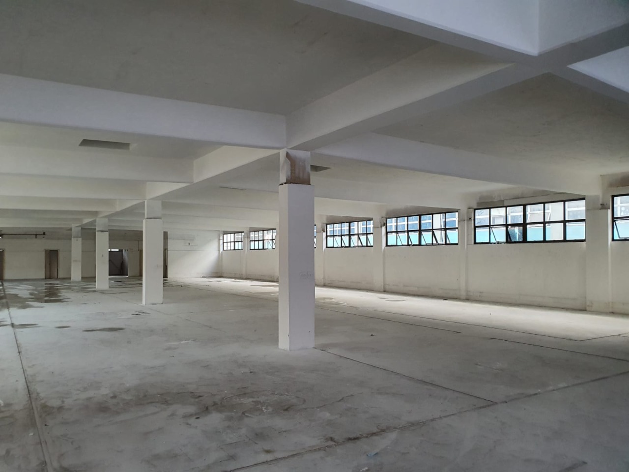 Galpão comercial para alugar na Lapa, São Paulo, próximo à Marginal Tietê, Anhanguera e Bandeirantes, ideal para logística e distribuição