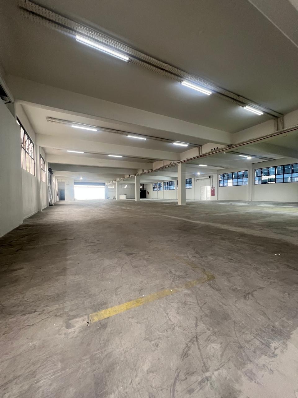 Galpão comercial para alugar na Lapa, São Paulo, próximo à Marginal Tietê, Anhanguera e Bandeirantes, ideal para logística e distribuição