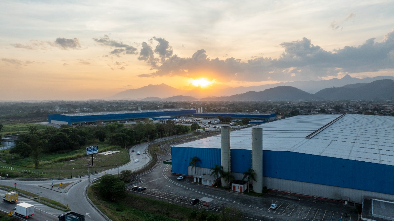 Galpão logístico para alugar em Duque de Caxias/RJ, acesso à Rod. Santos Dumont. Condomínios Classe A, docas, pé-direito alto e localização estratégic