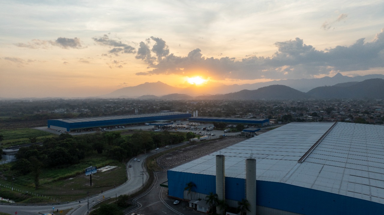 Galpão logístico para alugar em Duque de Caxias/RJ, acesso à Rod. Santos Dumont. Condomínios Classe A, docas, pé-direito alto, localização estratégica