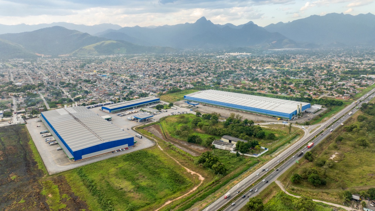 Galpão logístico para alugar em Duque de Caxias/RJ, acesso à Rod. Santos Dumont. Condomínios Classe A, docas, pé-direito alto, localização estratégica