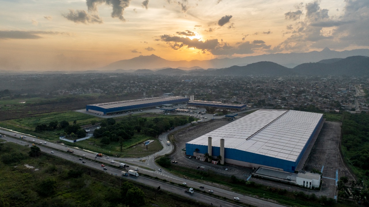 Galpão logístico para alugar em Duque de Caxias/RJ, acesso à Rod. Santos Dumont. Condomínios Classe A, docas, pé-direito alto, localização estratégica