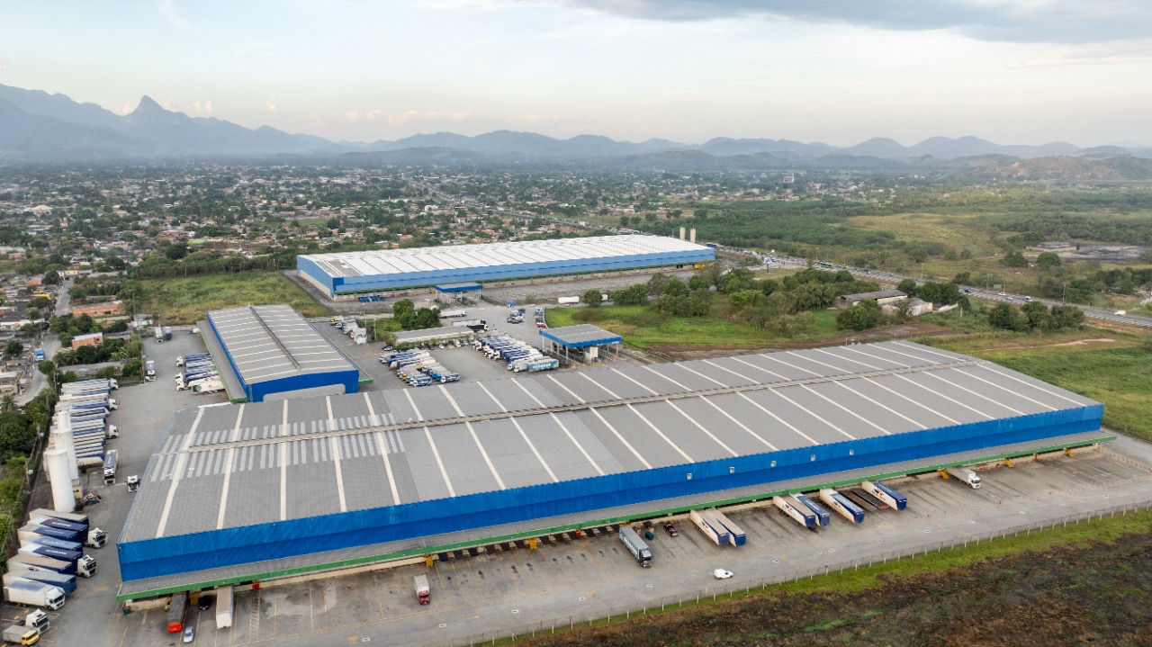 Galpão logístico para alugar em Duque de Caxias/RJ, acesso à Rod. Santos Dumont. Condomínios Classe A, docas, pé-direito alto e localização estratégic