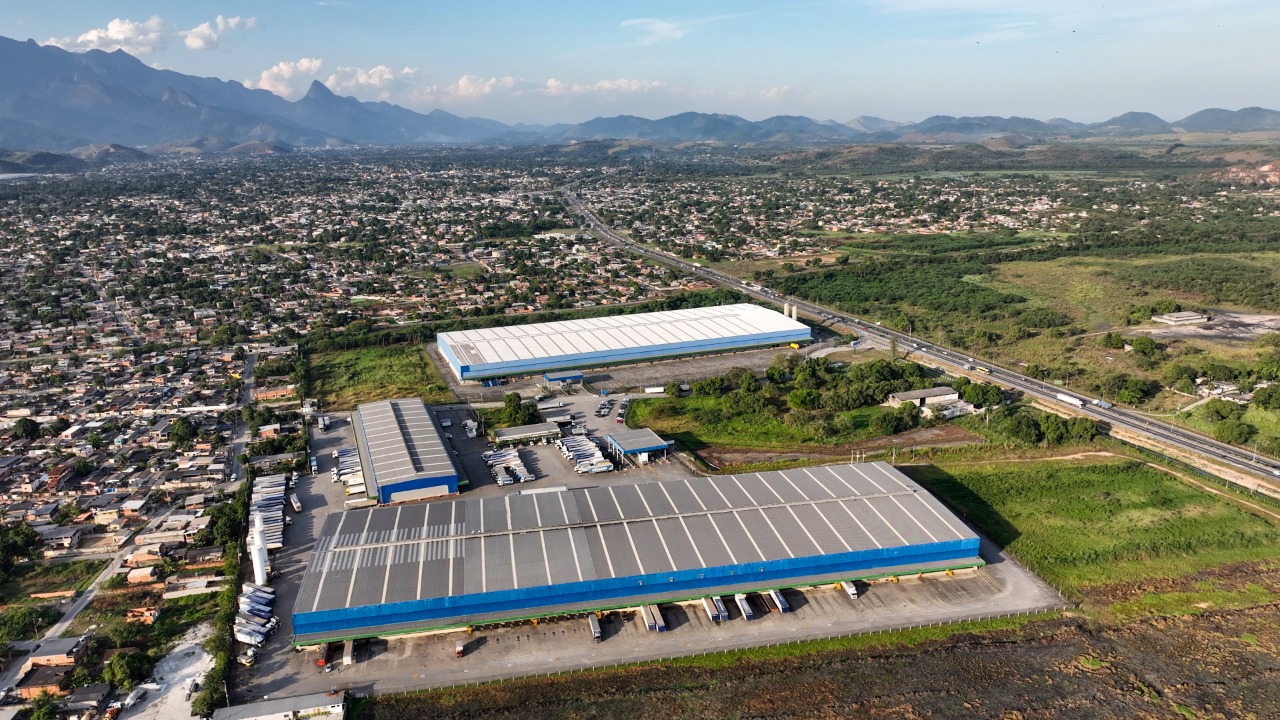 Galpão logístico para alugar em Duque de Caxias/RJ, acesso à Rod. Santos Dumont. Condomínios Classe A, docas, pé-direito alto, localização estratégica