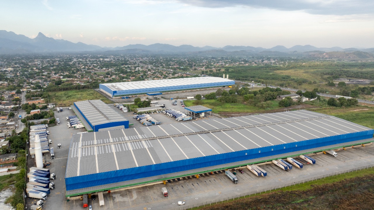 Galpão logístico para alugar em Duque de Caxias/RJ, acesso à Rod. Santos Dumont. Condomínios Classe A, docas, pé-direito alto e localização estratégic