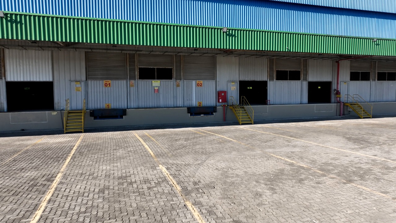 Galpão logístico para alugar em Duque de Caxias/RJ, acesso à Rod. Santos Dumont. Condomínios Classe A, docas, pé-direito alto, localização estratégica