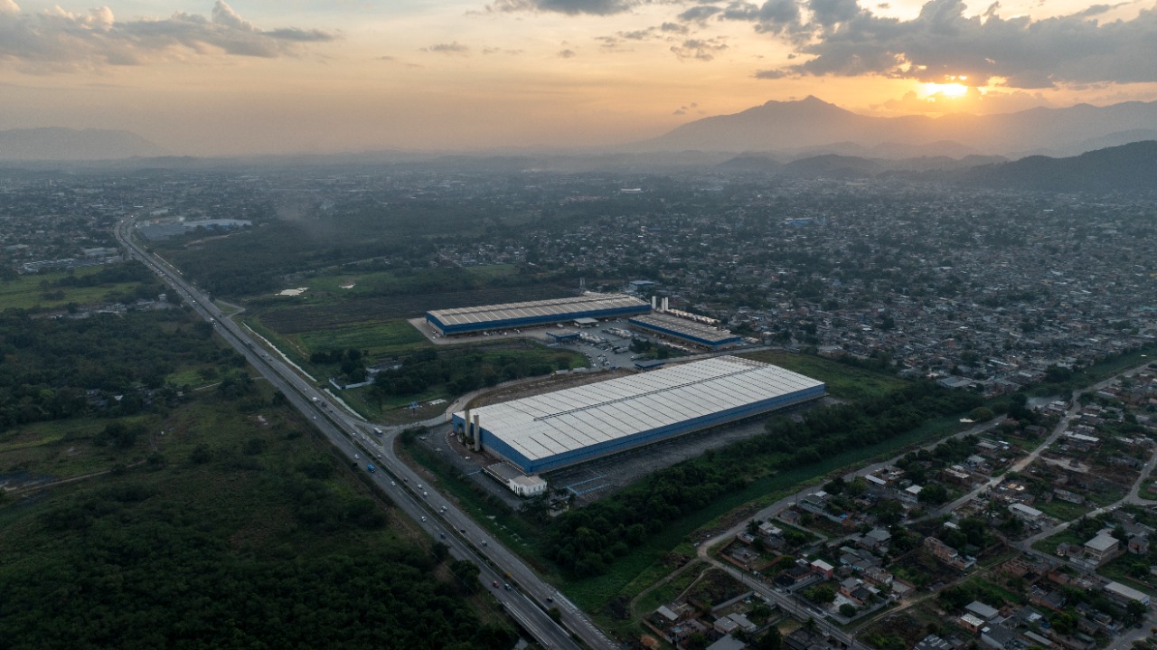 Galpão logístico para alugar em Duque de Caxias/RJ, acesso à Rod. Santos Dumont. Condomínios Classe A, docas, pé-direito alto e localização estratégic