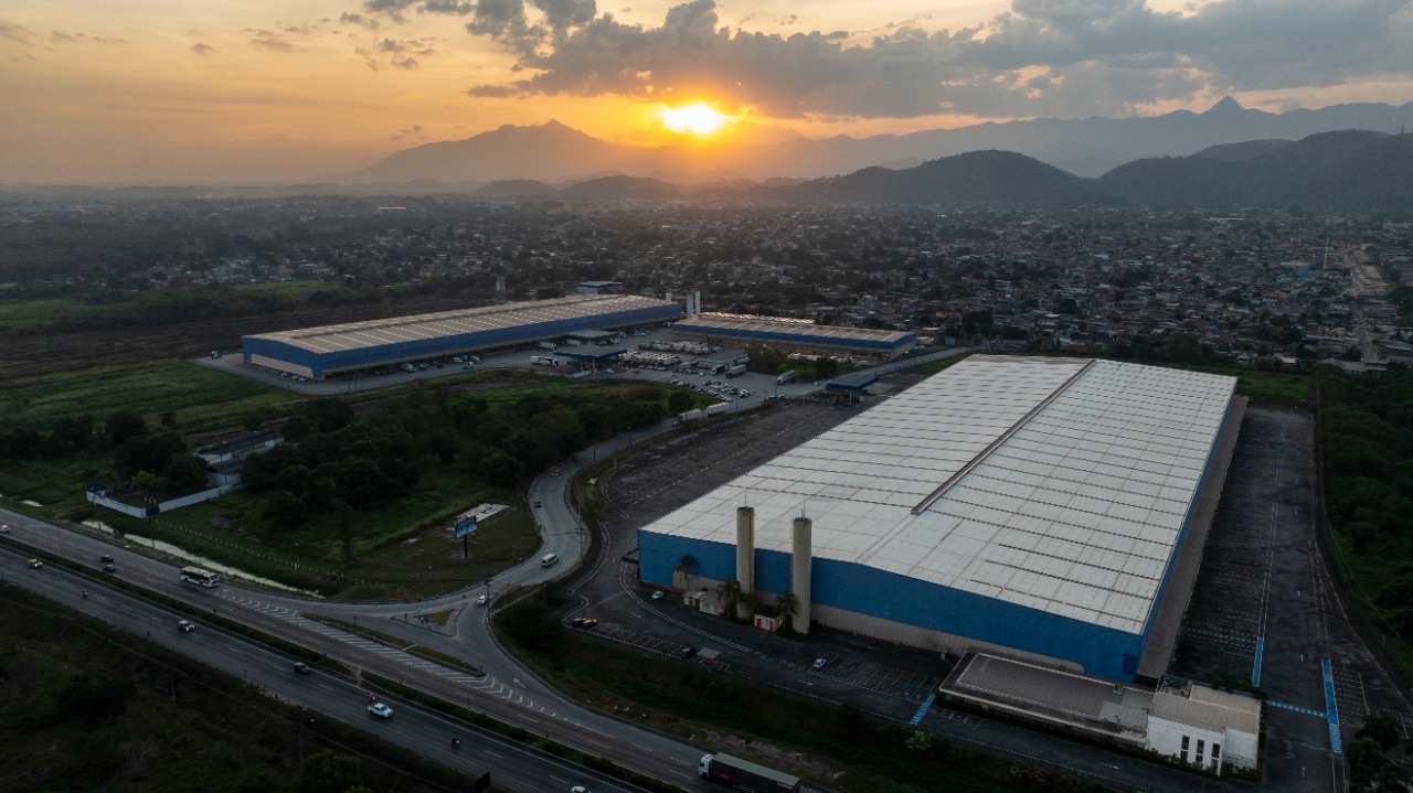 Galpão logístico para alugar em Duque de Caxias/RJ, acesso à Rod. Santos Dumont. Condomínios Classe A, docas, pé-direito alto, localização estratégica