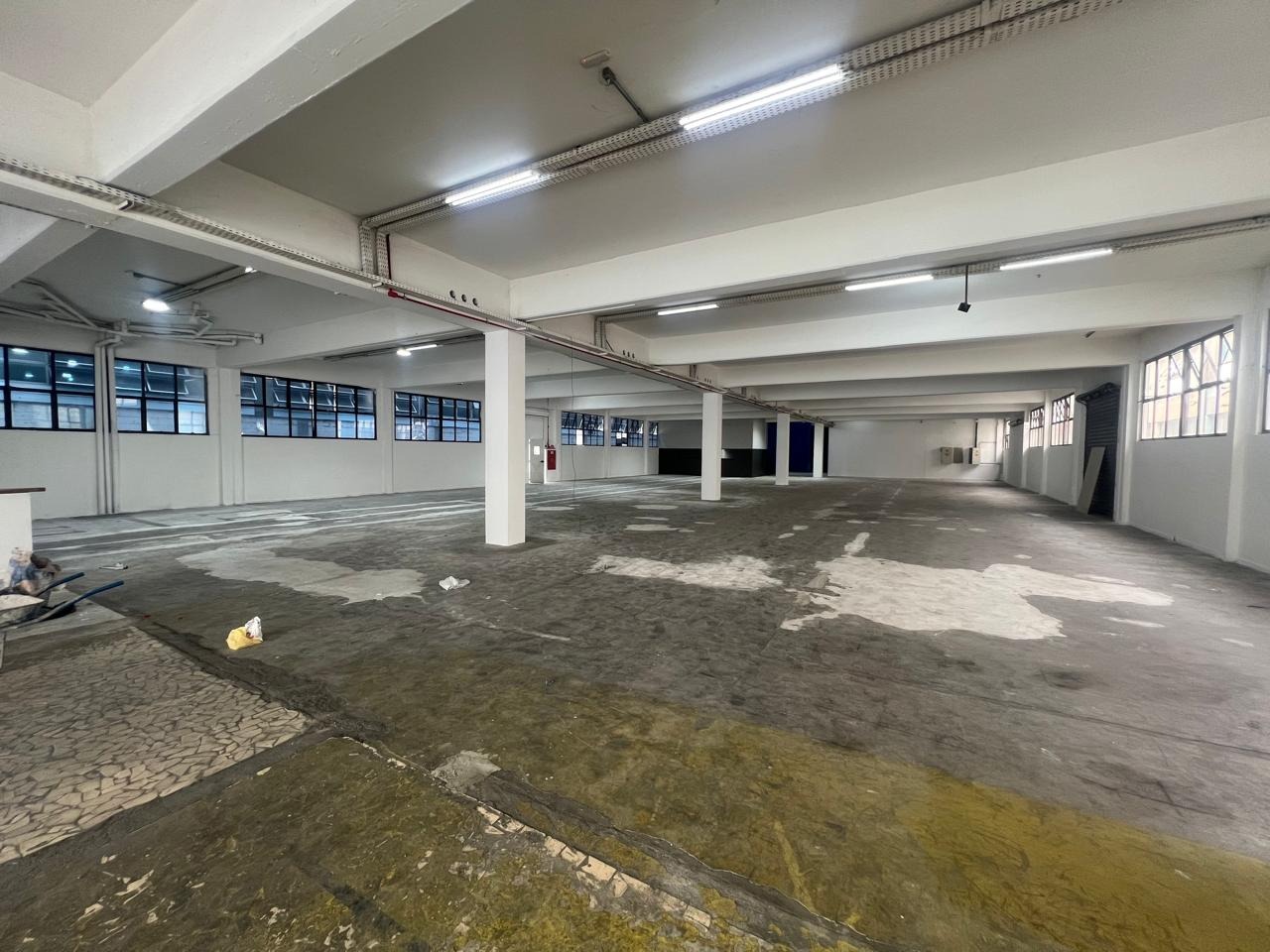 Galpão comercial para alugar na Lapa, São Paulo, próximo à Marginal Tietê, Anhanguera e Bandeirantes, ideal para logística e distribuição