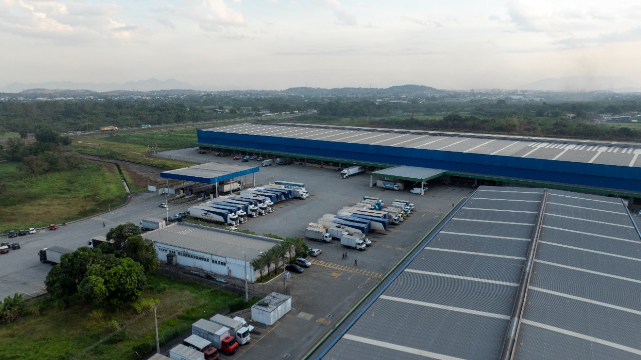 Galpão logístico para alugar em Duque de Caxias/RJ, acesso à Rod. Santos Dumont. Condomínios Classe A, docas, pé-direito alto e localização estratégic