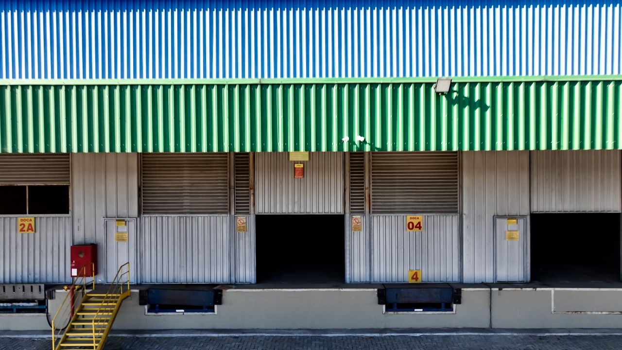 Galpão logístico para alugar em Duque de Caxias/RJ, acesso à Rod. Santos Dumont. Condomínios Classe A, docas, pé-direito alto e localização estratégic