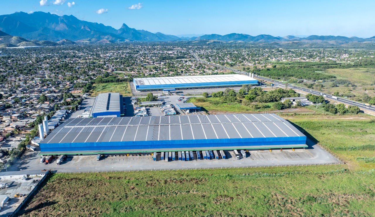 Galpão logístico para alugar em Duque de Caxias/RJ, acesso à Rod. Santos Dumont. Condomínios Classe A, docas, pé-direito alto e localização estratégic