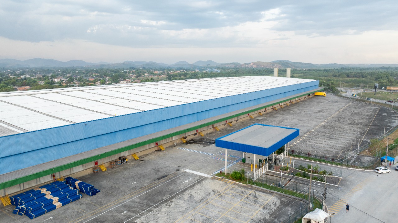 Galpão logístico para alugar em Duque de Caxias/RJ, acesso à Rod. Santos Dumont. Condomínios Classe A, docas, pé-direito alto e localização estratégic