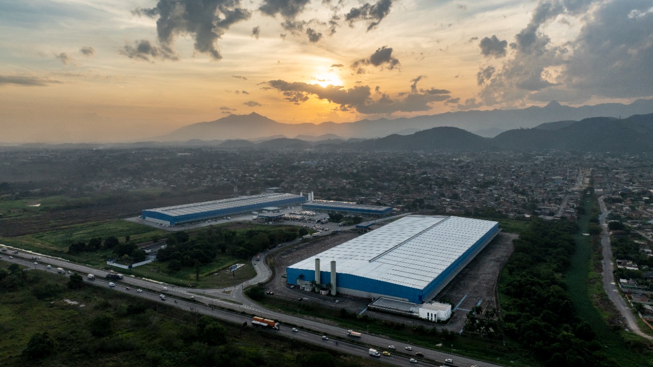 Galpão logístico para alugar em Duque de Caxias/RJ, acesso à Rod. Santos Dumont. Condomínios Classe A, docas, pé-direito alto, localização estratégica