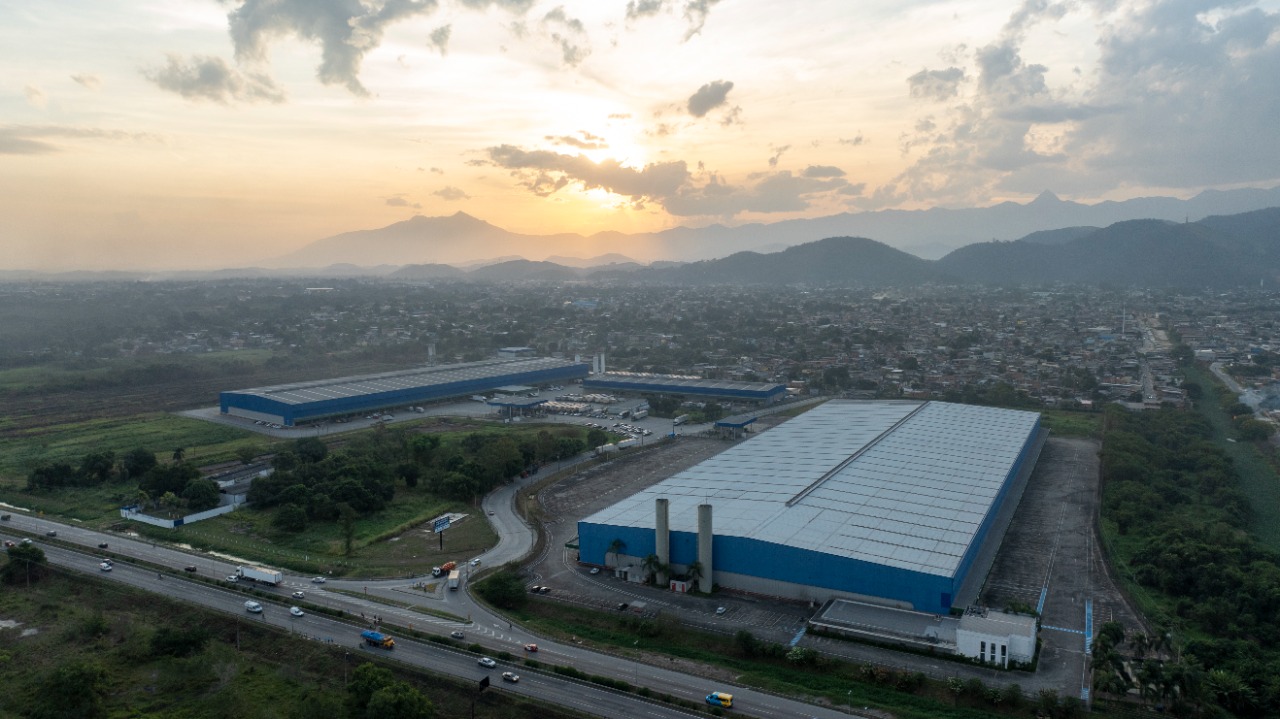 Galpão logístico para alugar em Duque de Caxias/RJ, acesso à Rod. Santos Dumont. Condomínios Classe A, docas, pé-direito alto e localização estratégic