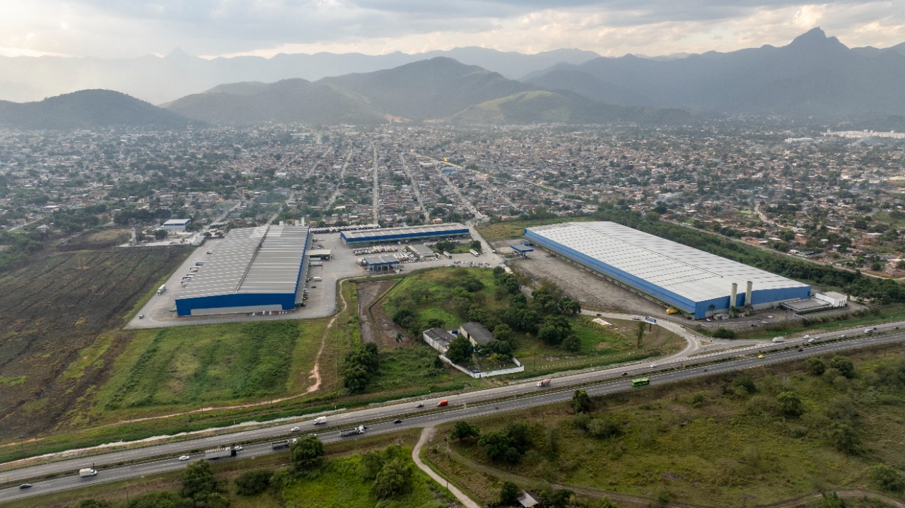 Galpão logístico para alugar em Duque de Caxias/RJ, acesso à Rod. Santos Dumont. Condomínios Classe A, docas, pé-direito alto e localização estratégic