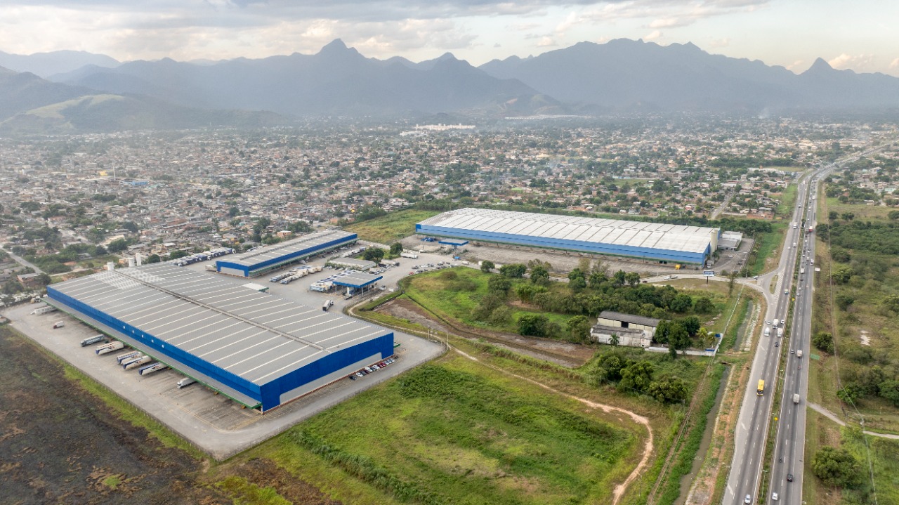 Galpão logístico para alugar em Duque de Caxias/RJ, acesso à Rod. Santos Dumont. Condomínios Classe A, docas, pé-direito alto e localização estratégic