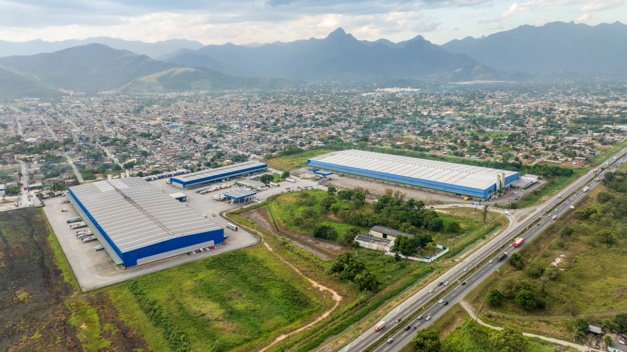 Galpão logístico para alugar em Duque de Caxias/RJ, acesso à Rod. Santos Dumont. Condomínios Classe A, docas, pé-direito alto e localização estratégic