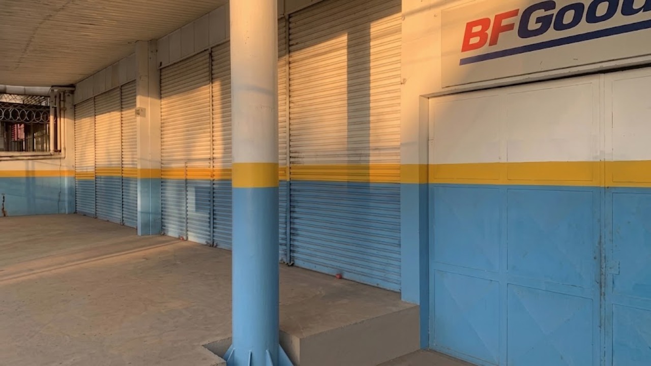 Galpão para alugar ou vender em Sorocaba na Av. General Carneiro, com 535 m², estacionamento e excelente visibilidade comercial
