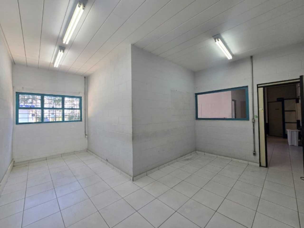 Galpão para alugar em Sorocaba, Éden, com 3.800 m² construídos, 13 docas, amplo pátio e fácil acesso à Castelo Branco