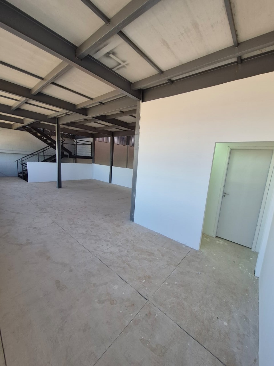 Galpão para Alugar em Sorocaba em Condomínio 980m² com Doca