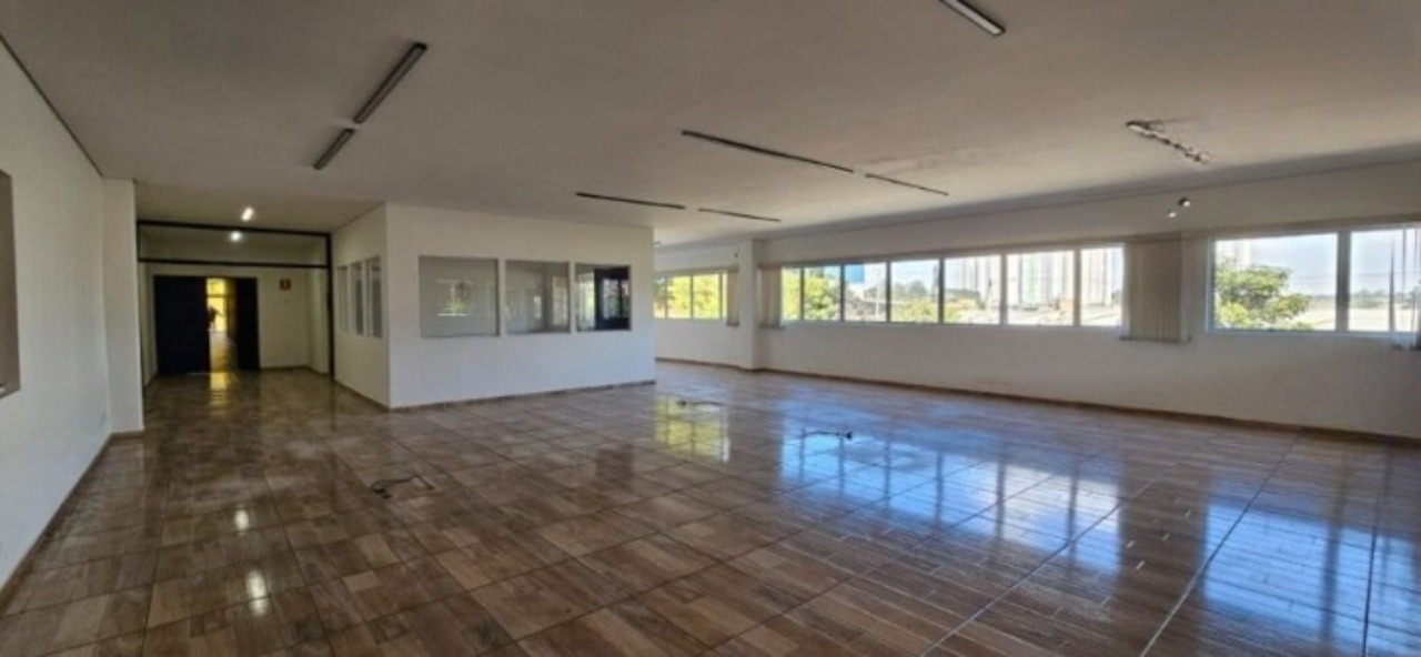 Galpão logístico para alugar em Embu das Artes, próximo à Régis Bittencourt e Rodoanel, com 6.000 m², 12 docas, cross docking e pé-direito de 12 m.
