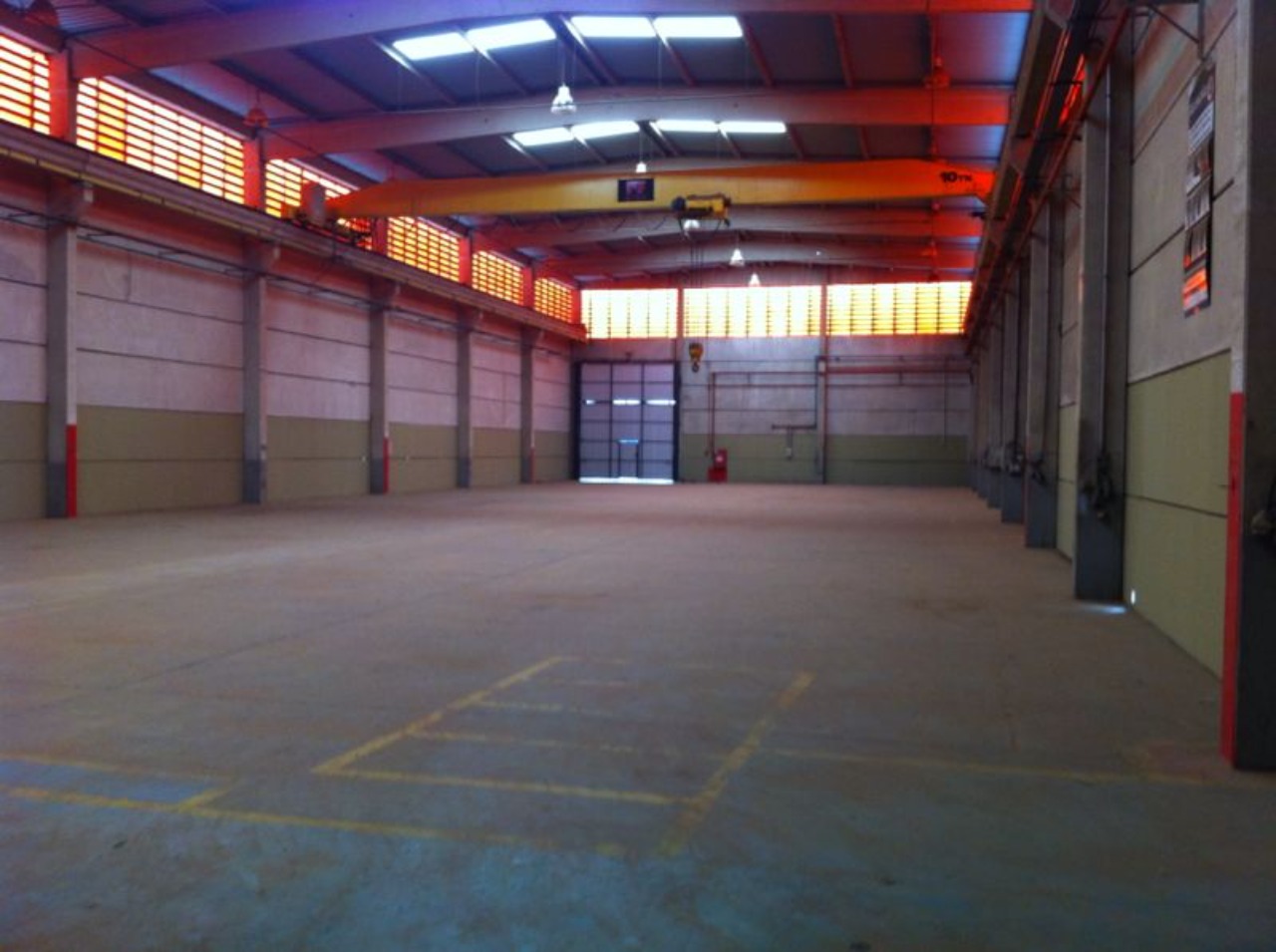Galpão logístico para alugar em Sorocaba com 2.300 m², terreno de 5.000 m², pontes rolantes de 5 e 10 toneladas e piso de alta resistência