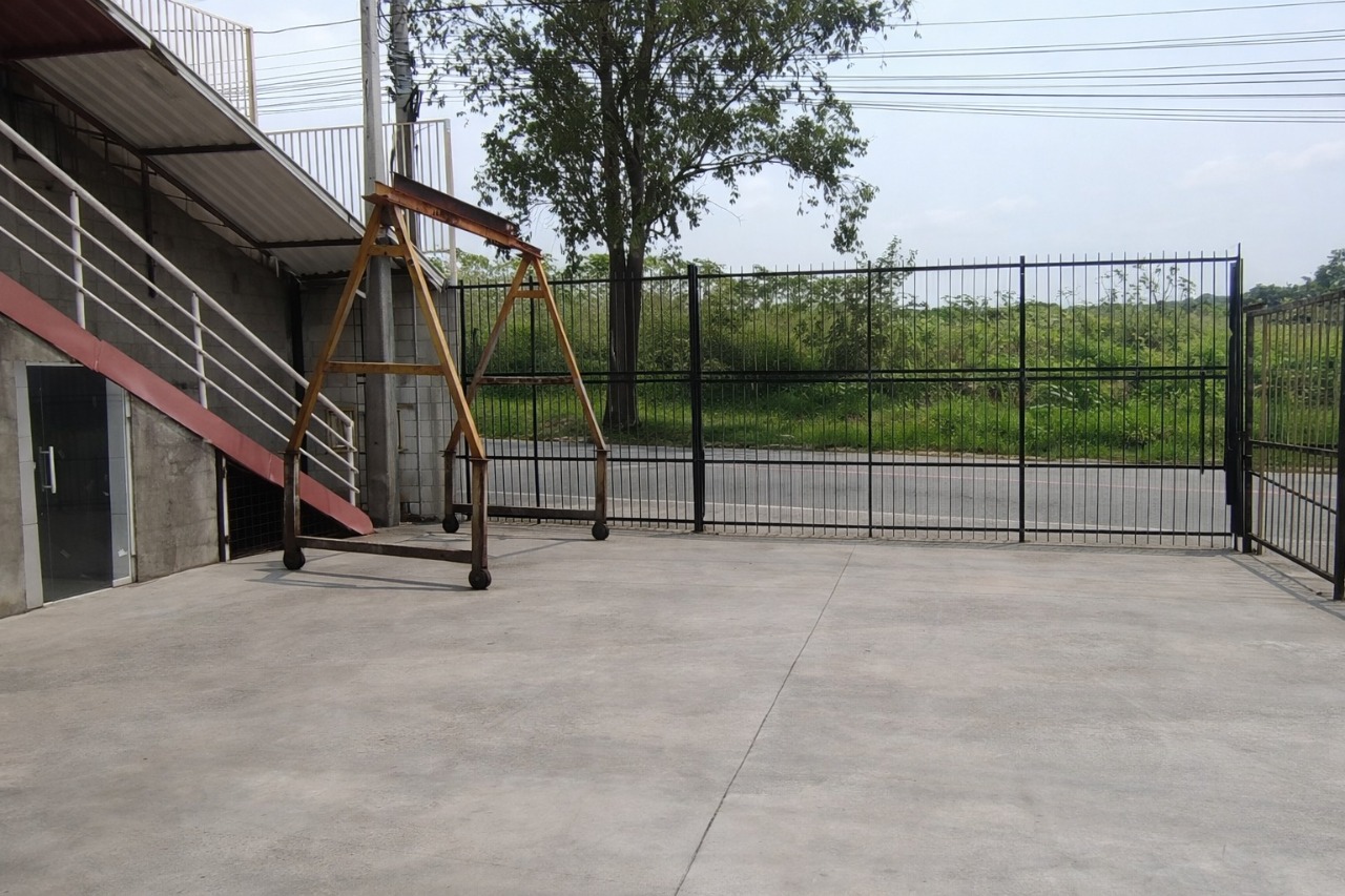Galpão à Venda em Sorocaba Próximo à Raposo Tavares: 1.350 m² Construídos em Terreno de 3.500 m² com Lago