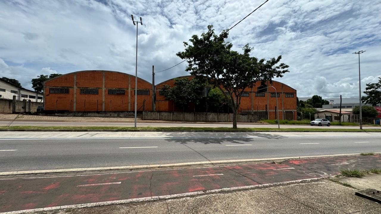 Galpão para alugar em Sorocaba com 2.738 m², frente de 100 m para a Av. Ipanema, pátio, 2 acessos de caminhão e 60 vagas