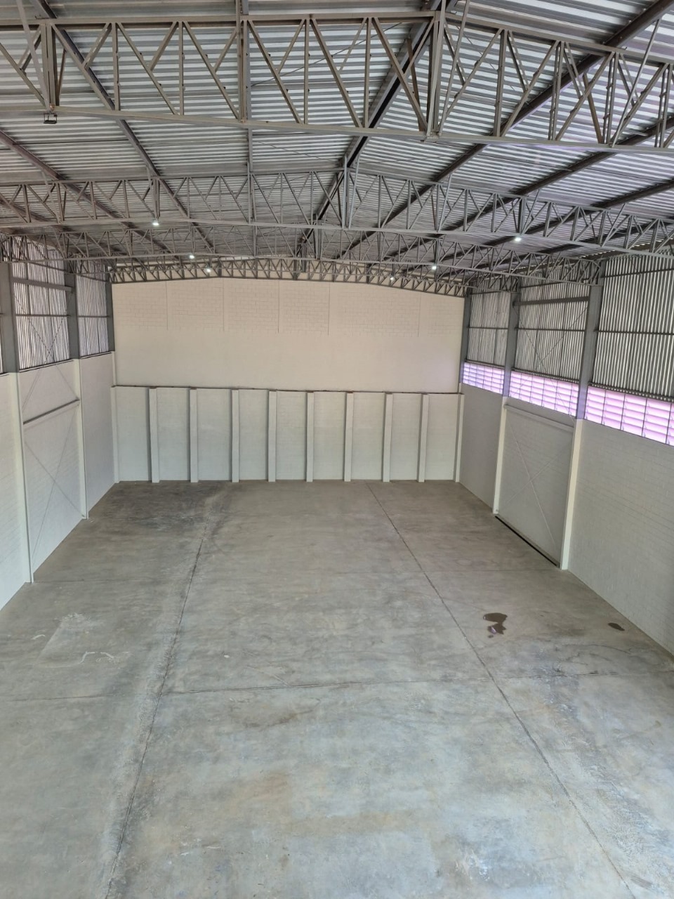 Galpão para Alugar em Sorocaba em Condomínio 980m² com Doca