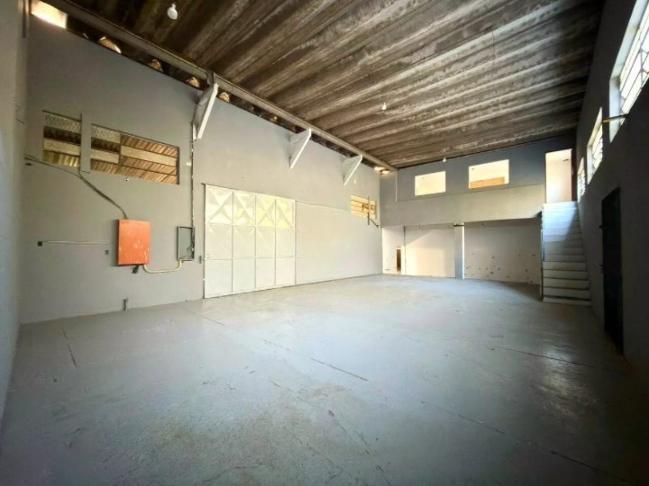 Galpão para alugar em Sorocaba no Éden, 1.001 m² construídos, 800 m² fabris, amplo pátio e fácil acesso às rodovias