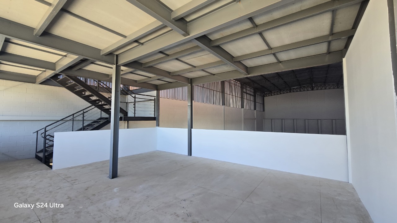 Galpão para Alugar em Sorocaba em Condomínio 980m² com Doca