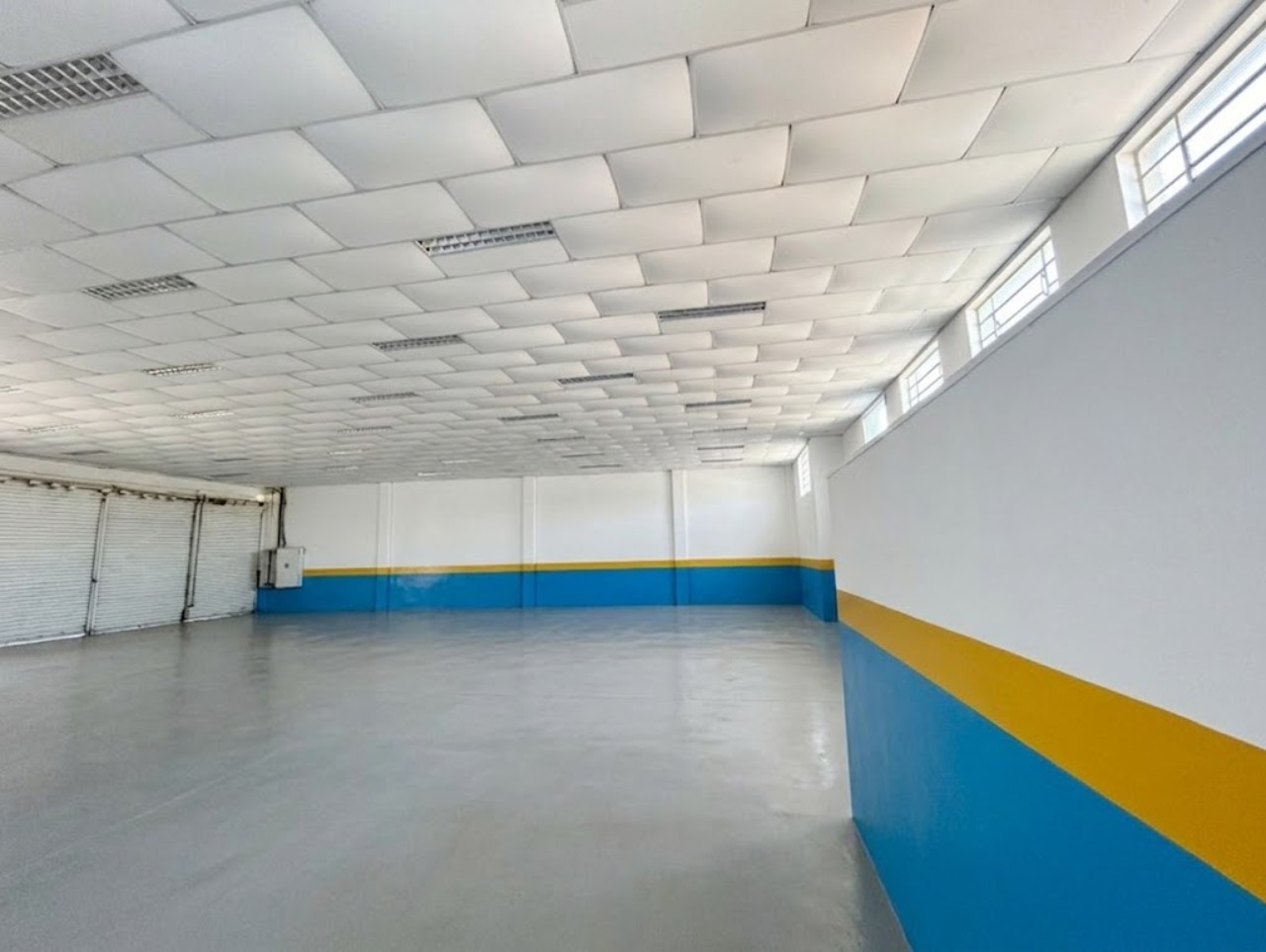 Galpão para alugar ou vender em Sorocaba na Av. General Carneiro, com 535 m², estacionamento e excelente visibilidade comercial