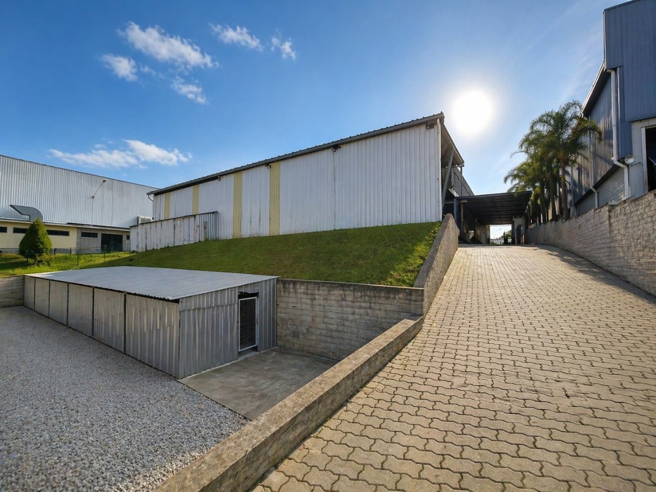 Galpão logístico para alugar em Sorocaba com 2.300 m², terreno de 5.000 m², pontes rolantes de 5 e 10 toneladas e piso de alta resistência