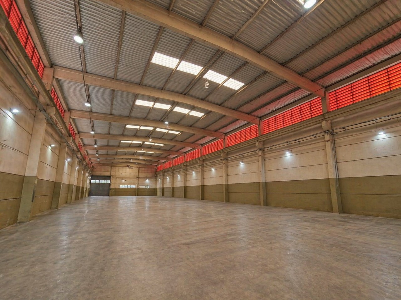 Galpão logístico para alugar em Sorocaba com 2.300 m², terreno de 5.000 m², pontes rolantes de 5 e 10 toneladas e piso de alta resistência