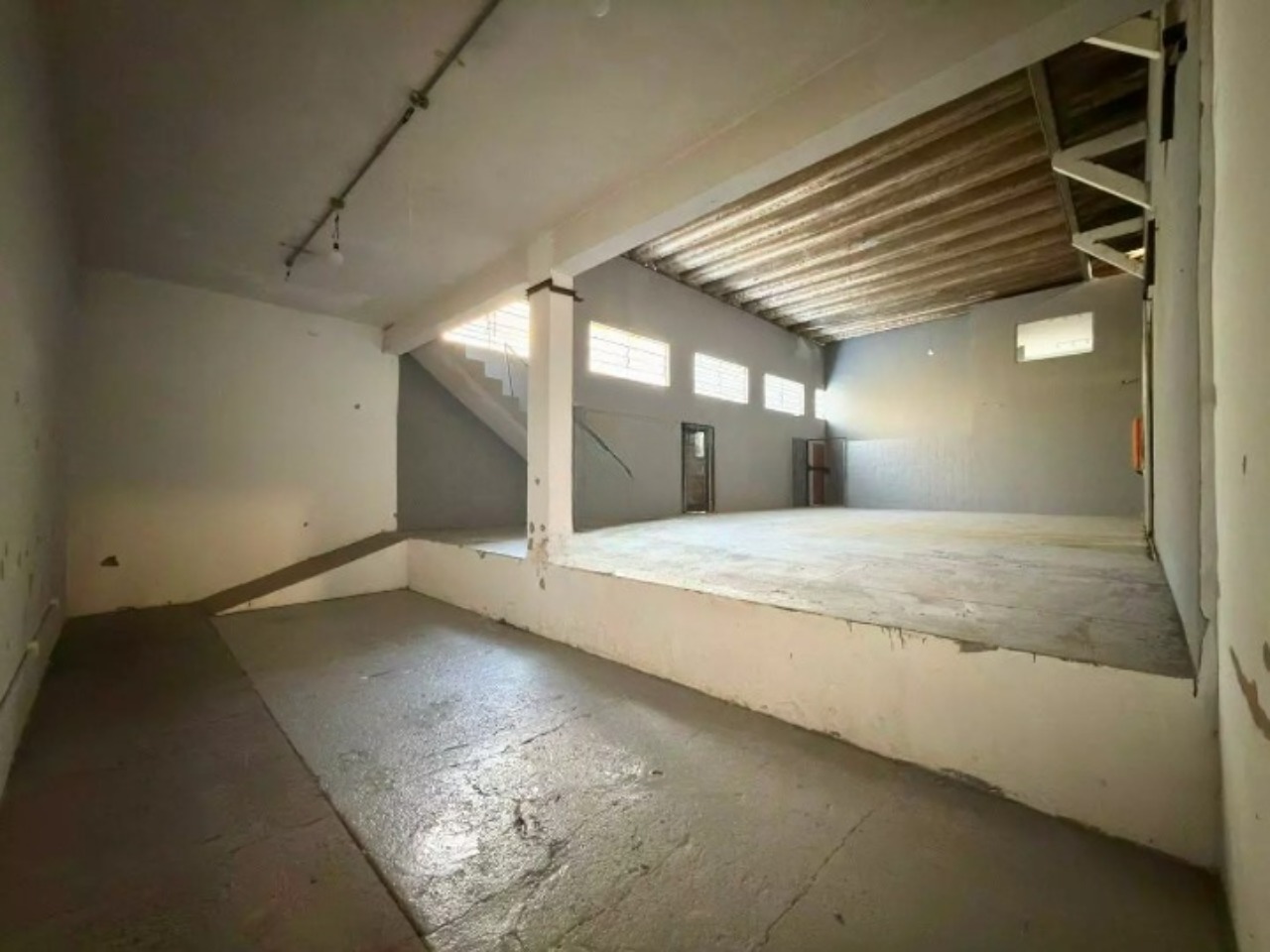 Galpão para alugar em Sorocaba no Éden, 1.001 m² construídos, 800 m² fabris, amplo pátio e fácil acesso às rodovias