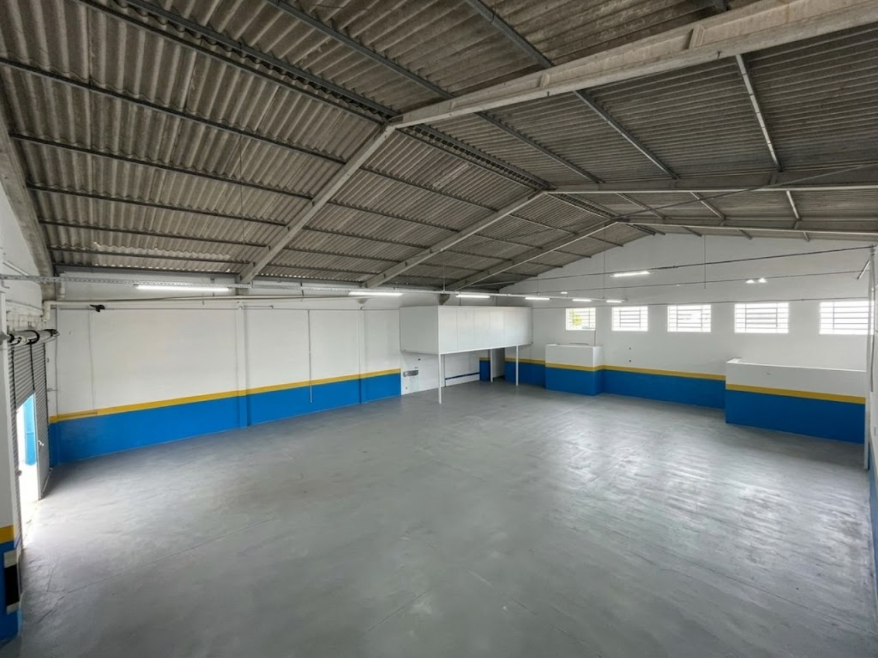 Galpão para alugar ou vender em Sorocaba na Av. General Carneiro, com 535 m², estacionamento e excelente visibilidade comercial