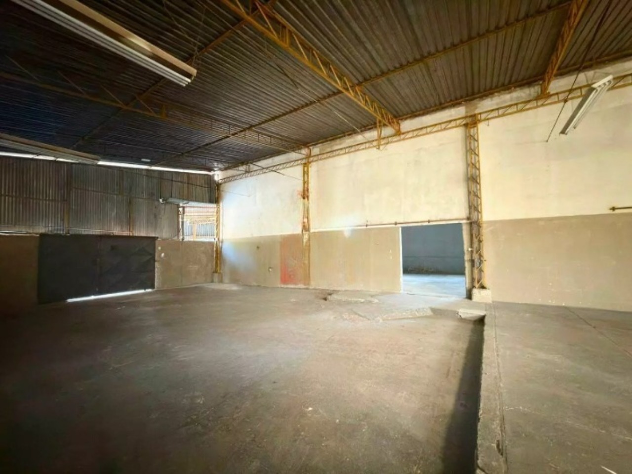 Galpão para alugar em Sorocaba no Éden, 1.001 m² construídos, 800 m² fabris, amplo pátio e fácil acesso às rodovias