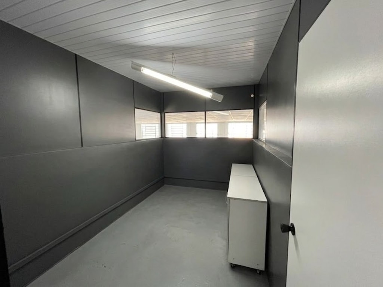Galpão para alugar ou vender em Sorocaba na Av. General Carneiro, com 535 m², estacionamento e excelente visibilidade comercial