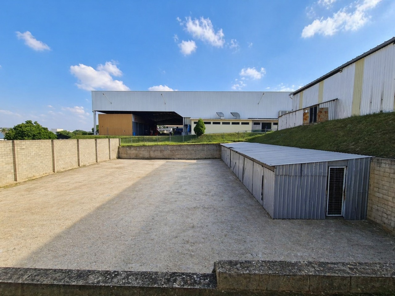 Galpão logístico para alugar em Sorocaba com 2.300 m², terreno de 5.000 m², pontes rolantes de 5 e 10 toneladas e piso de alta resistência