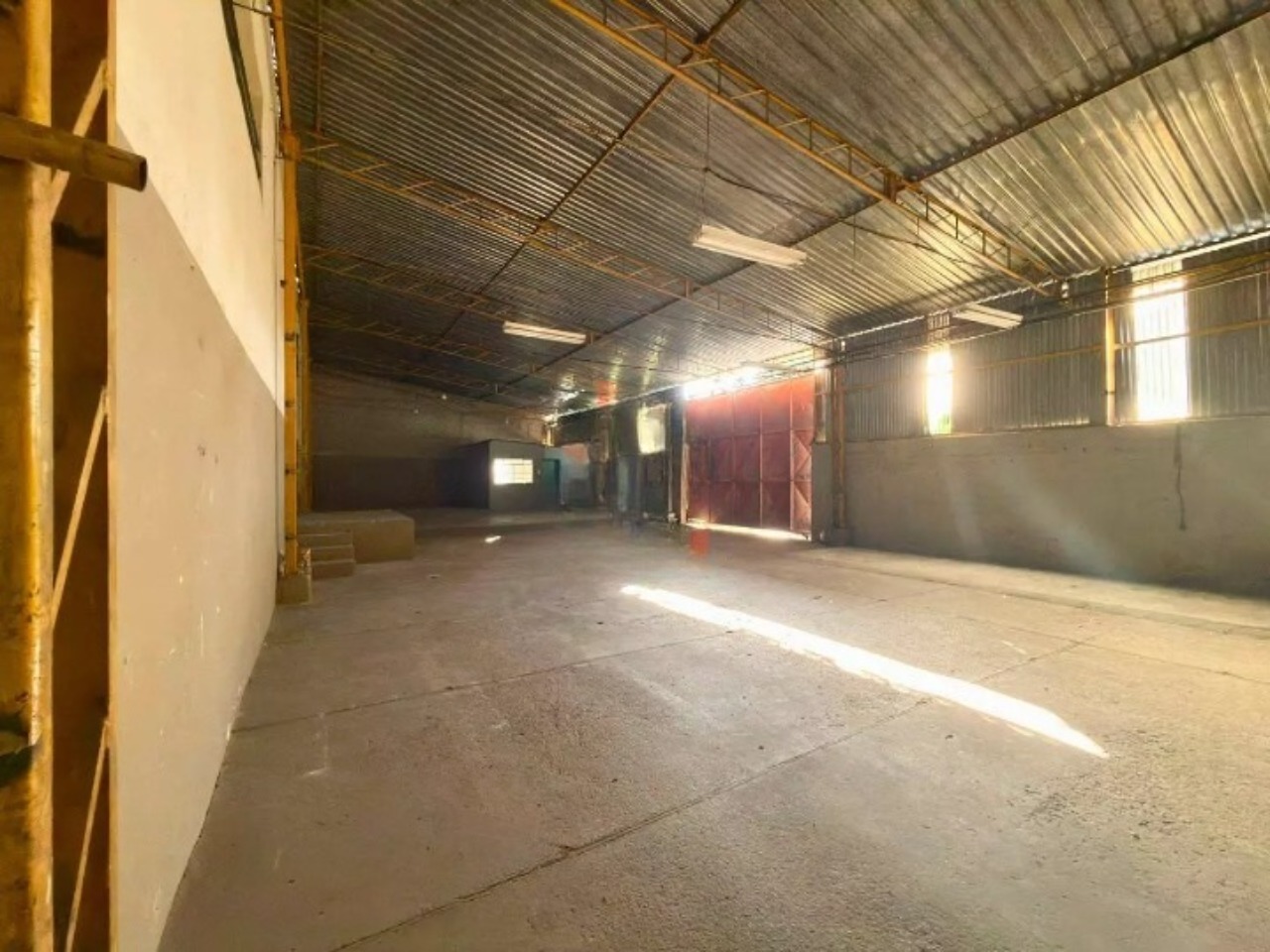 Galpão para alugar em Sorocaba no Éden, 1.001 m² construídos, 800 m² fabris, amplo pátio e fácil acesso às rodovias