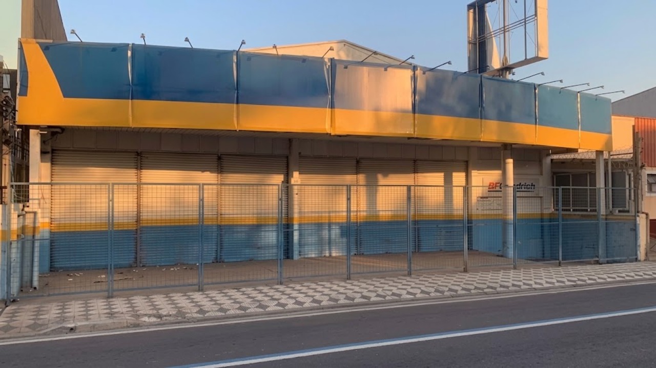 Galpão para alugar ou vender em Sorocaba na Av. General Carneiro, com 535 m², estacionamento e excelente visibilidade comercial