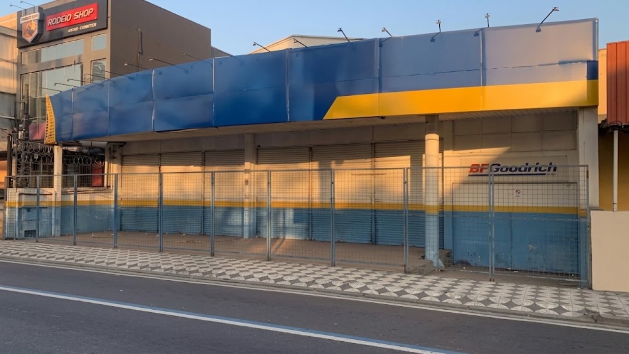 Galpão para alugar ou vender em Sorocaba na Av. General Carneiro, com 535 m², estacionamento e excelente visibilidade comercial