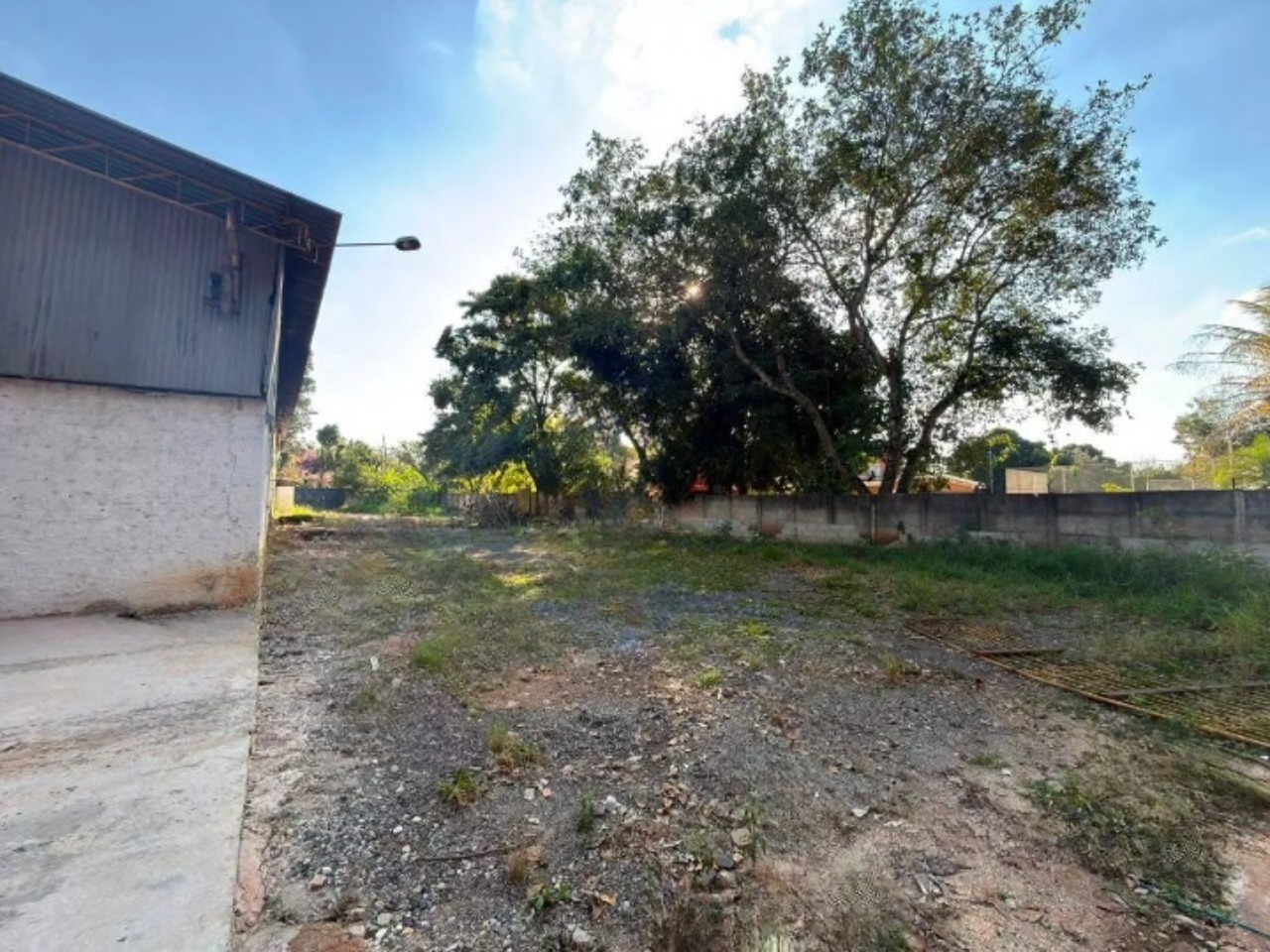 Galpão para alugar em Sorocaba no Éden, 1.001 m² construídos, 800 m² fabris, amplo pátio e fácil acesso às rodovias